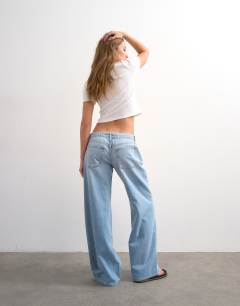 Model wearing Low rise wide leg jean in bleach