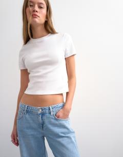 Model wearing Low rise wide leg jean in bleach