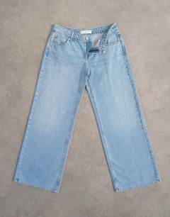 Model wearing Low rise wide leg jean in bleach