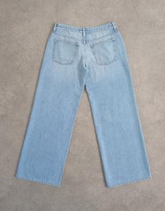 Model wearing Low rise wide leg jean in bleach