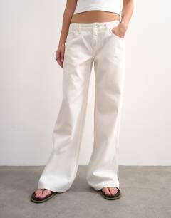 Model wearing Low rise wide leg jean in bone