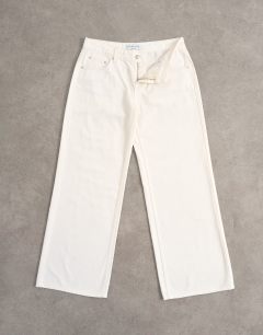 Model wearing Low rise wide leg jean in bone