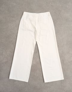 Model wearing Low rise wide leg jean in bone