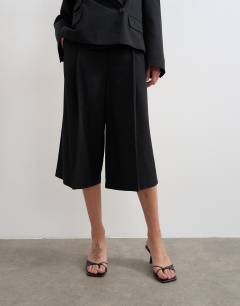 Model wearing Low slung culotte in black
