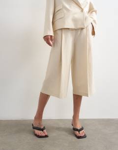 Model wearing Low slung culotte in ecru