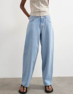 Model wearing Lowrie low rise baggy jeans in bleach