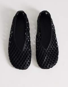 Model wearing Luna woven ballet flat in black