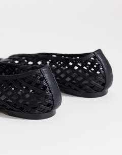 Model wearing Luna woven ballet flat in black