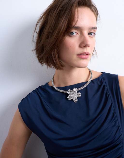 Topshop – Maeve – Naszyjnik z kryształkami i kwiatowym motywem w kolorze srebra