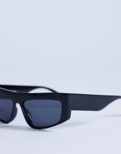 Model wearing Malta visor large sunglasses in black