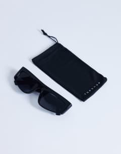 Model wearing Malta visor large sunglasses in black