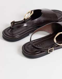 Model wearing Mandy round toe flat sandal with hardware in chocolate