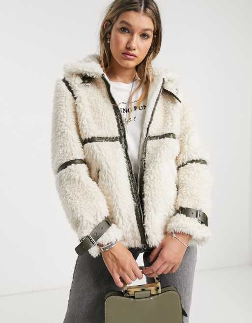 Topshop - Manteau imitation peau de mouton avec boucles en cuir - Crème