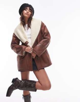 Topshop - Manteau ultra oversize en imitation cuir avec imitation peau de mouton - Fauve-Marron