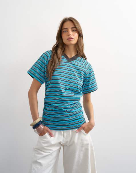 Topshop – Marszczony po bokach krótki T-shirt w paski z dekoltem w szpic - view 1