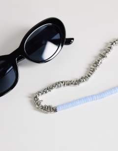 Model wearing Mateo beaded necklace in silver and blue
