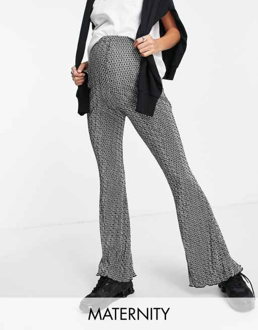 Topshop Maternity – Ausgestellte, plissierte Hose mit geometrischem Blumenmuster