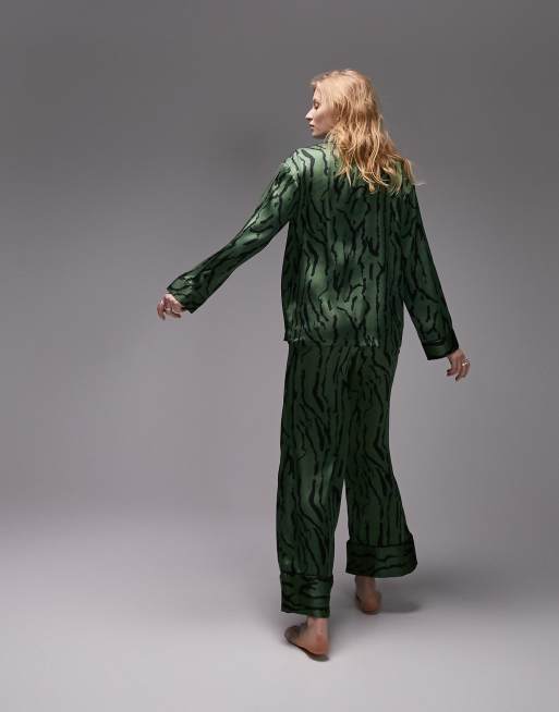 Topshop Maternity Ensemble de pyjama avec chemise passepoil e et pantalon satin imprim tigre abstrait Vert