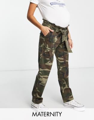 Topshop Maternity - Hose mit Military-Muster, Bindegürtel und hohem Bund-Grün