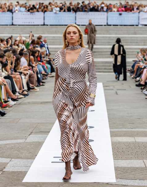 Topshop - Maxi-jurk met abstracte strepen, lange mouwen, ruches en omgeslagen sjaal - view 1