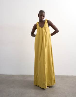 Topshop - Maxi-Sommerkleid aus Popeline in Ocker mit gerafftem Ausschnitt-Grün