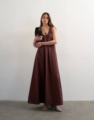 Topshop - Maxi-Sommerkleid aus Popeline in Schokobraun mit gerafftem Ausschnitt-Brown