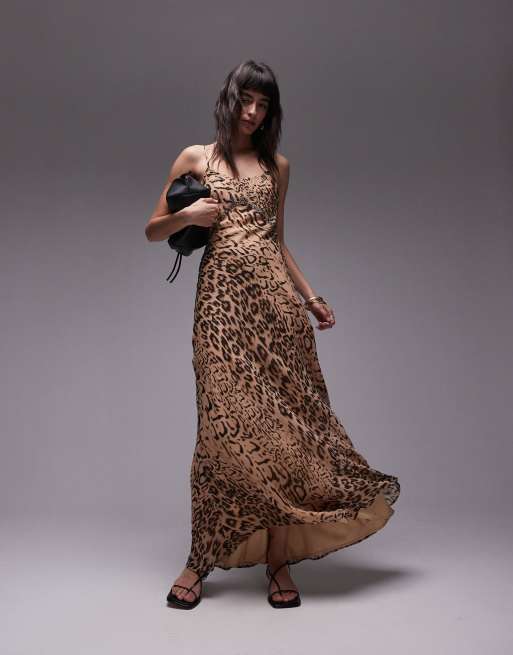 Topshop – Maxi-Trägerkleid in Braun mit Tierfellmuster und Verzierung