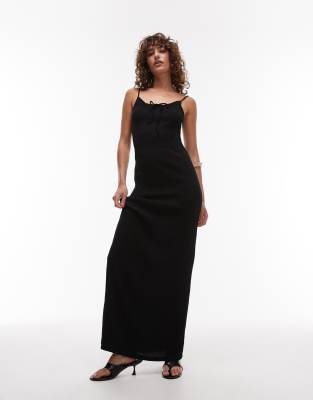 Topshop - Maxi-Trägerkleid in Schwarz mit Knitterstruktur und gebundener Vorderseite
