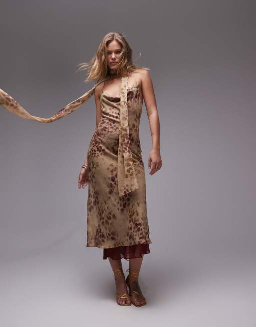 Topshop – Maxi-Trägerkleid mit Wasserfallausschnitt und Animalprint in Ochsenblutrot
