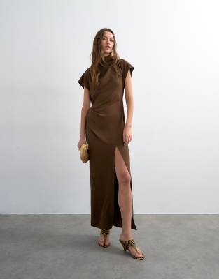 Topshop - Maxikleid aus schwerem Kreppstoff in Schokobraun mit Schaldetail-Brown