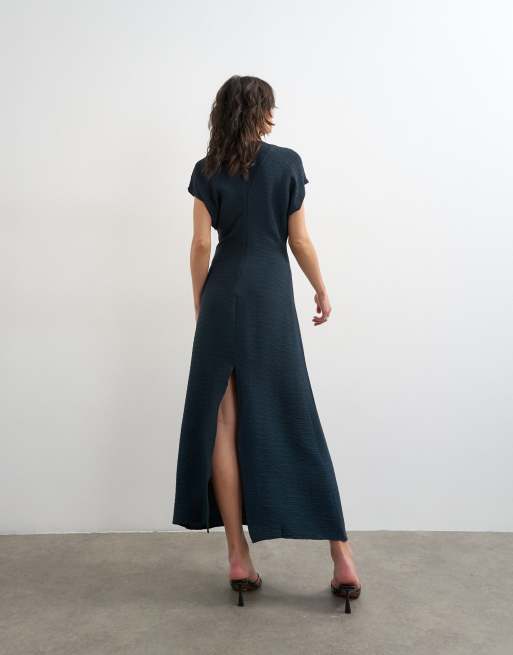 Topshop – Maxikleid in Marineblau mit abfallender Schulterpartie, Blouson-Taille und Knitterstruktur, 3 von 4