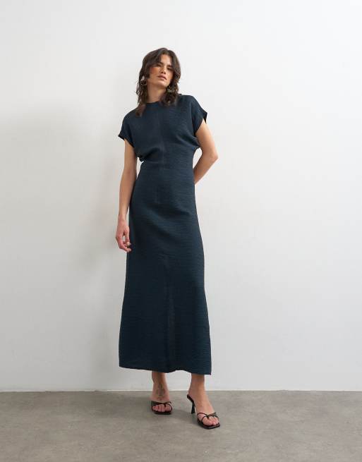 Topshop – Maxikleid in Marineblau mit abfallender Schulterpartie, Blouson-Taille und Knitterstruktur, 4 von 4