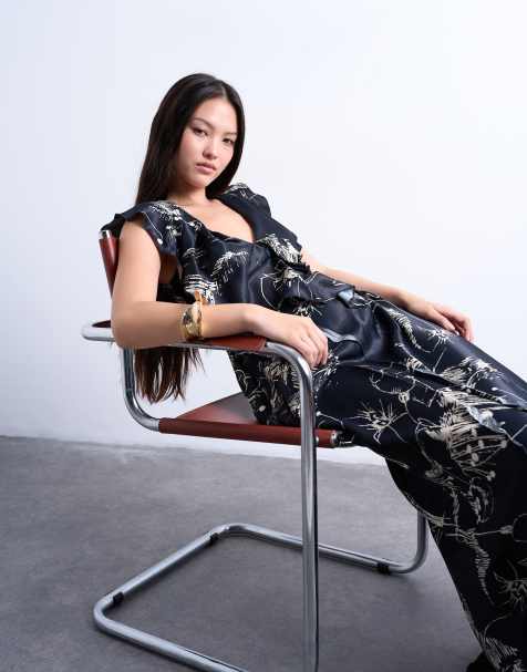 Topshop – Maxikleid in Schwarz-Weiß mit offenen Ziernähten, Rüschen und geschwungenem Blumenmuster - view 1