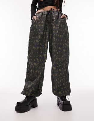 Topshop - Mehrfarbige Fallschirmhose aus Nylon mit grafischem Muster und Ballonbeinen-Bunt