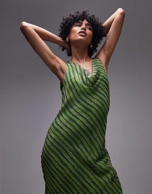 Topshop – Mehrlagiges Maxikleid mit Wasserfallausschnitt und Print in Grün, 3 von 4