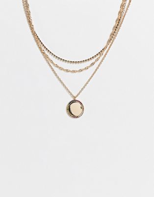 Topshop – Mehrreihige Halskette in Gold mit Pavé-Anhänger in Regenbogenfarben-Goldfarben