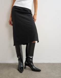 Model wearing Melfi 90s length skirt in black