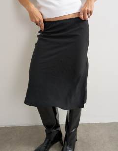 Model wearing Melfi 90s length skirt in black
