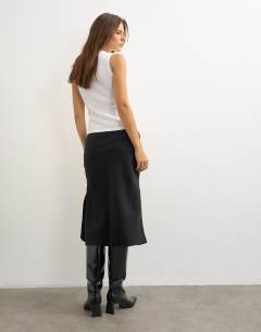 Model wearing Melfi 90s length skirt in black
