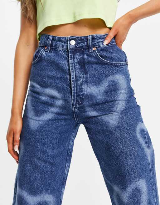 Topshop – Mellanblå mom jeans i oversize med blekta hjärtan, 3 av 4