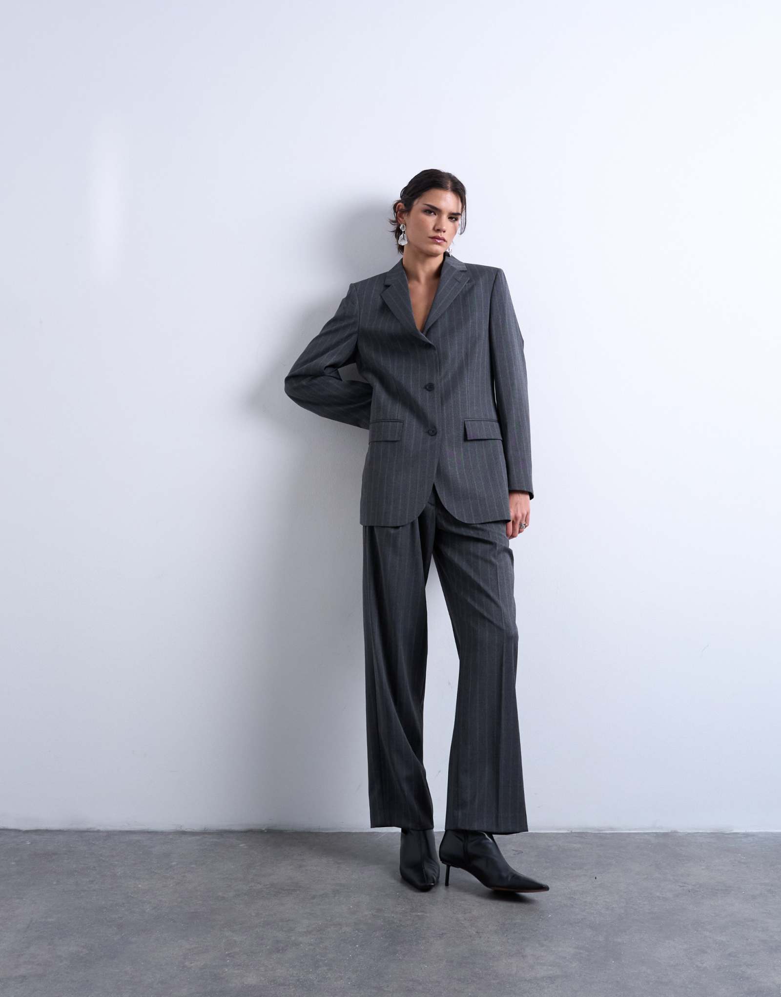 Брюки в тонкую полоску цвета древесного угля в стиле мужской одежды Topshop - часть комплекта