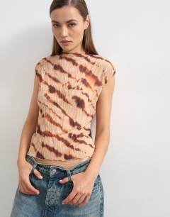 Mesh crinkle fitted tee in animal print