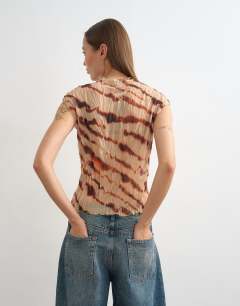 Model wearing Mesh crinkle fitted tee in animal print