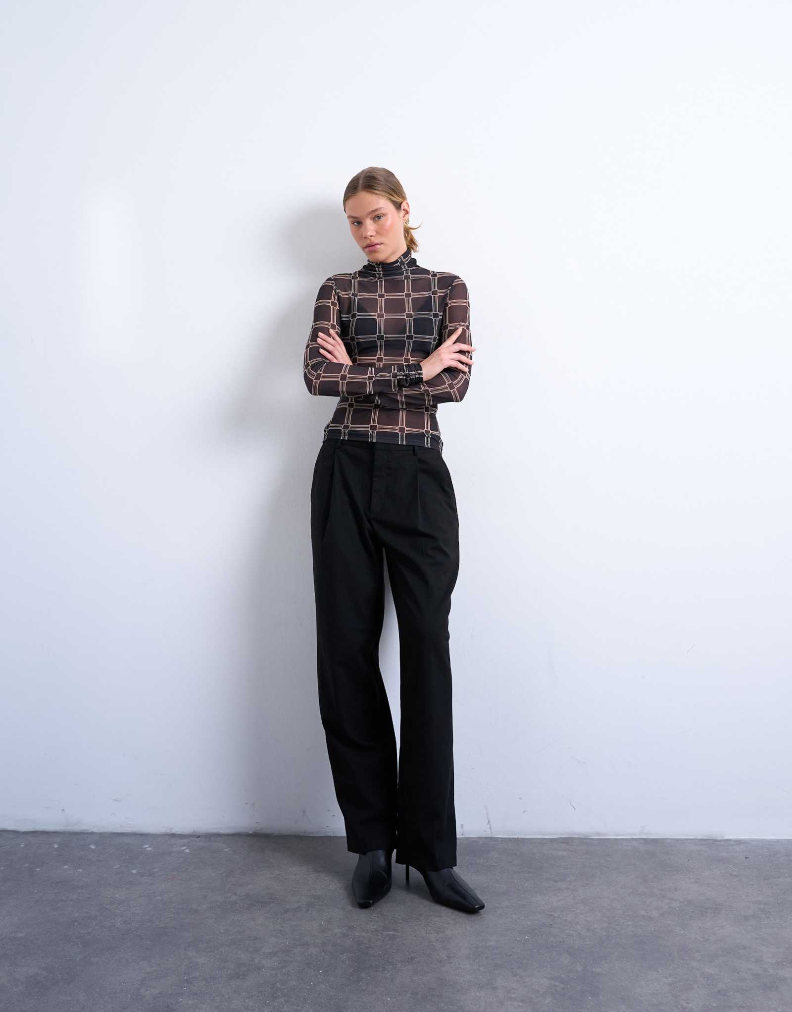 Черный сетчатый топ с высоким воротом и длинным рукавом в клетку от Topshop черного цвета