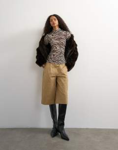 Model wearing Mesh ruched sleeve top in zebra print