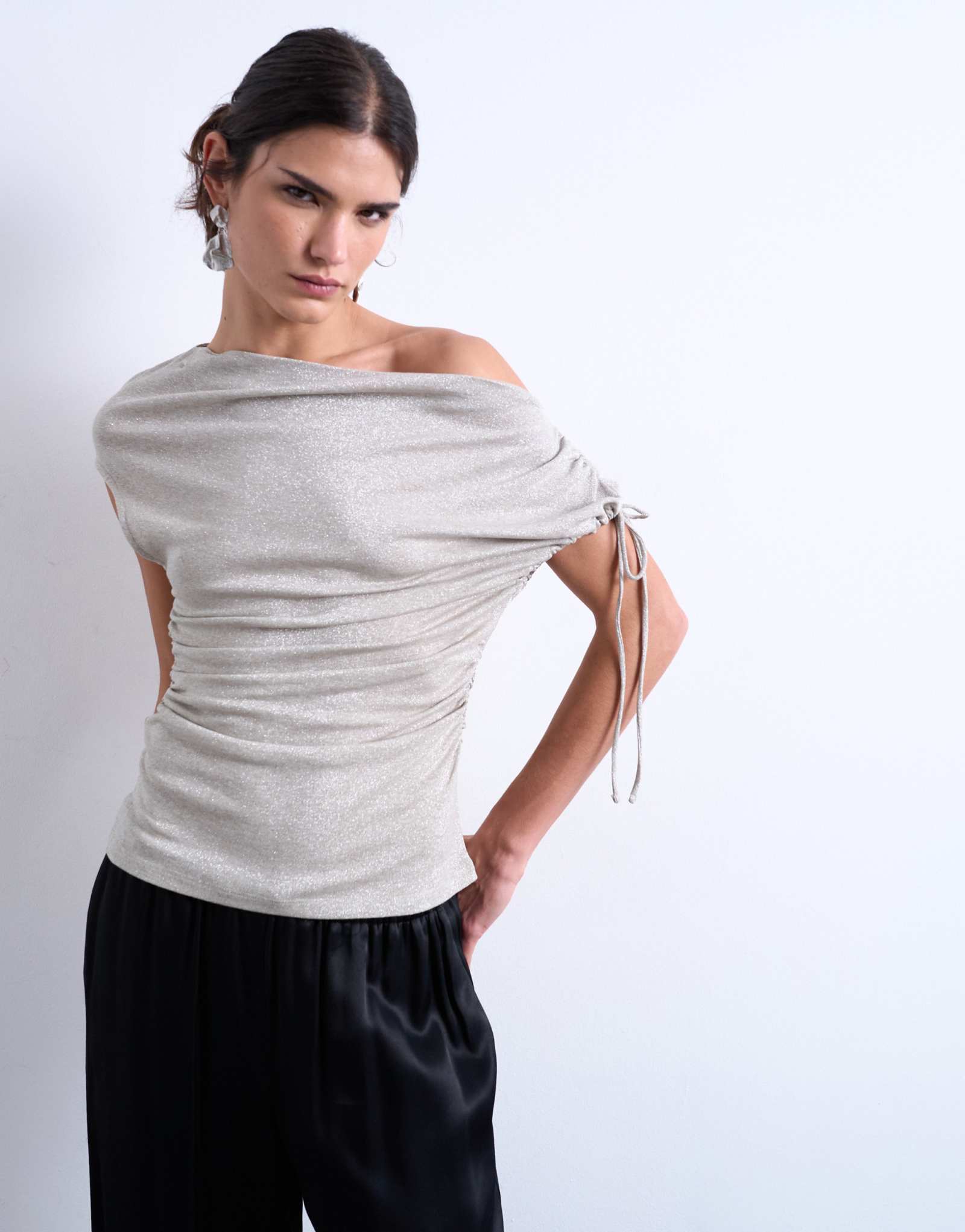 Серебристый металлический асимметричный топ с подпругой от Topshop