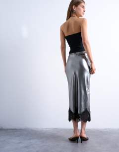 Model wearing Metallic lace hem midi skirt in silver