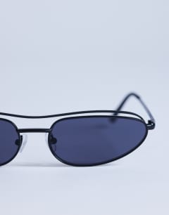 Model wearing Mexico metal frame sunglasses in black