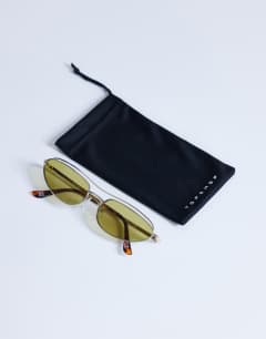 Model wearing Mexico metal frame sunglasses in gold