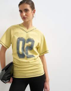 Model wearing Micro v-neck ruched side graphic tee in yellow